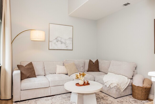 Building Photo - 1954 Bristol St