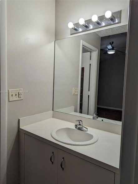 Building Photo - 3446 Oak Dr