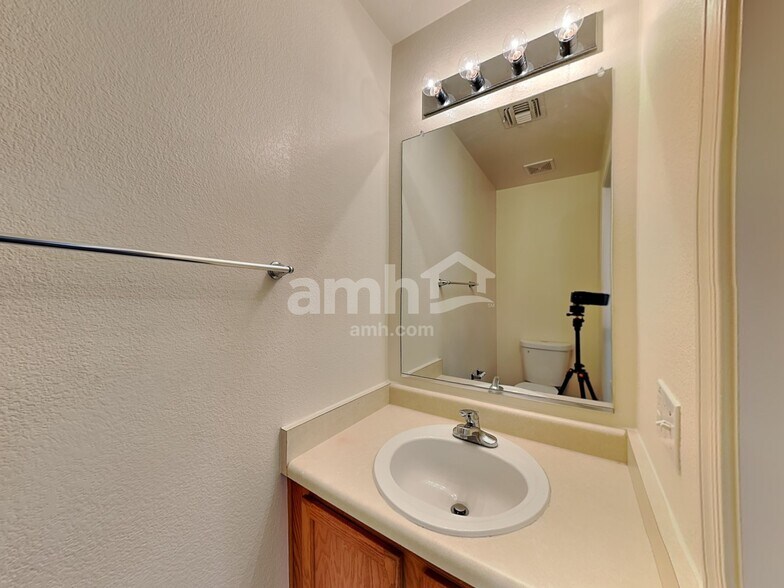 Building Photo - 18554 W Mariposa Dr