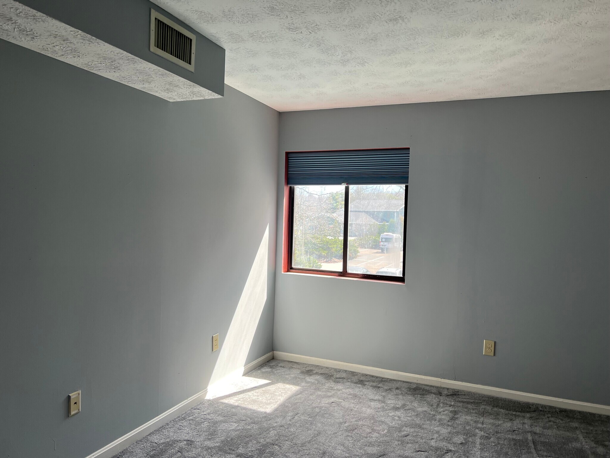 Building Photo - 10 Kellogg Rd