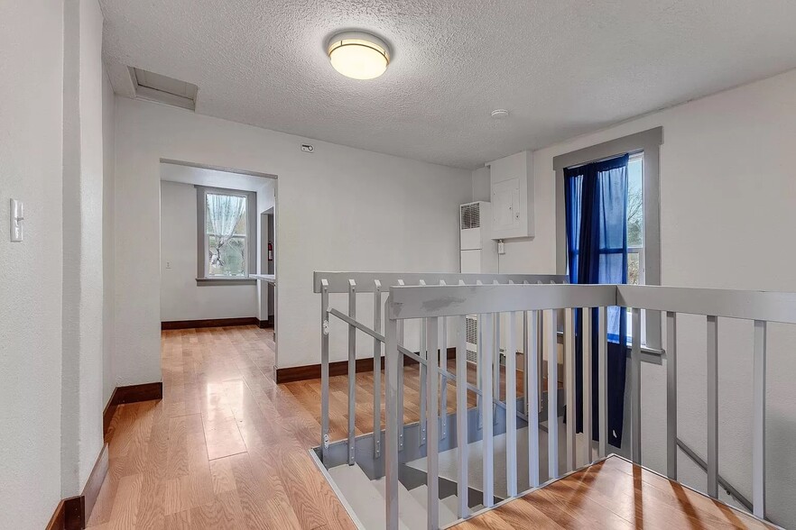 Landing - 2502 E Hartson Ave