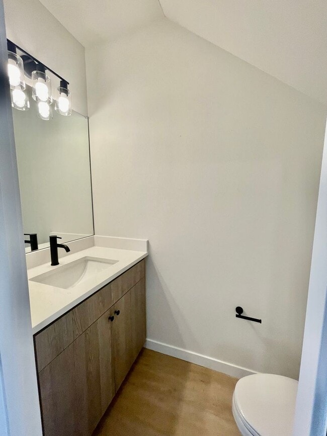 Building Photo - Live in Style! 2BD/2.5B High-End Townhouse...