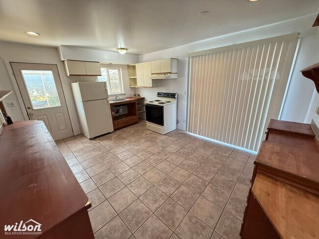 Building Photo - Large 3bd/1.5ba House in Selah, WA with a ...