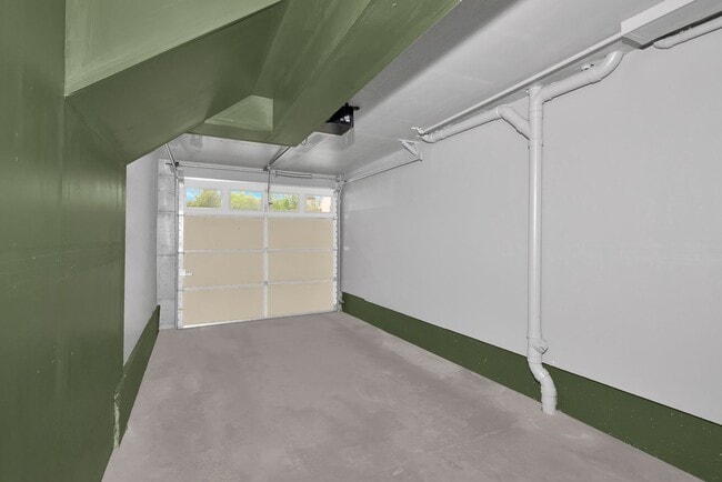 Building Photo - Mini 2 Bedroom Townhouse Heart of Redmond