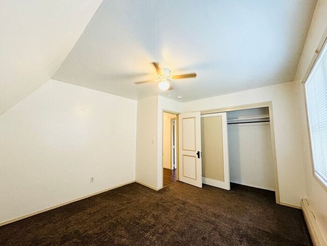 Building Photo - Beautiful 3 Bed 1.5 Bath Townhome in a Ren...