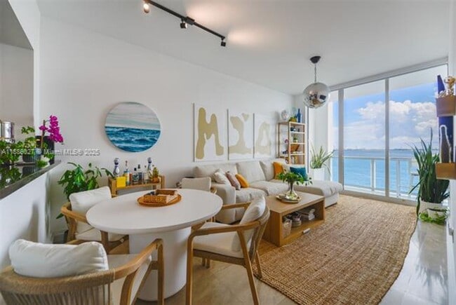 Building Photo - 725 NE 22nd St