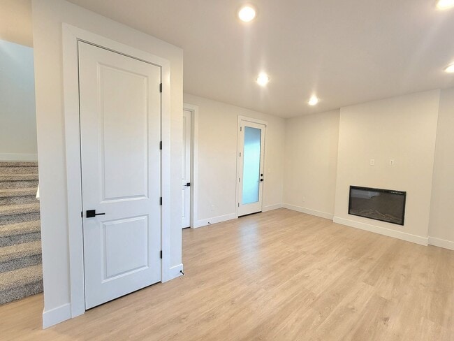 Building Photo - Modern Comfort in the Heart of SE Portland — 3 Bed, 2.5 Bath Home!