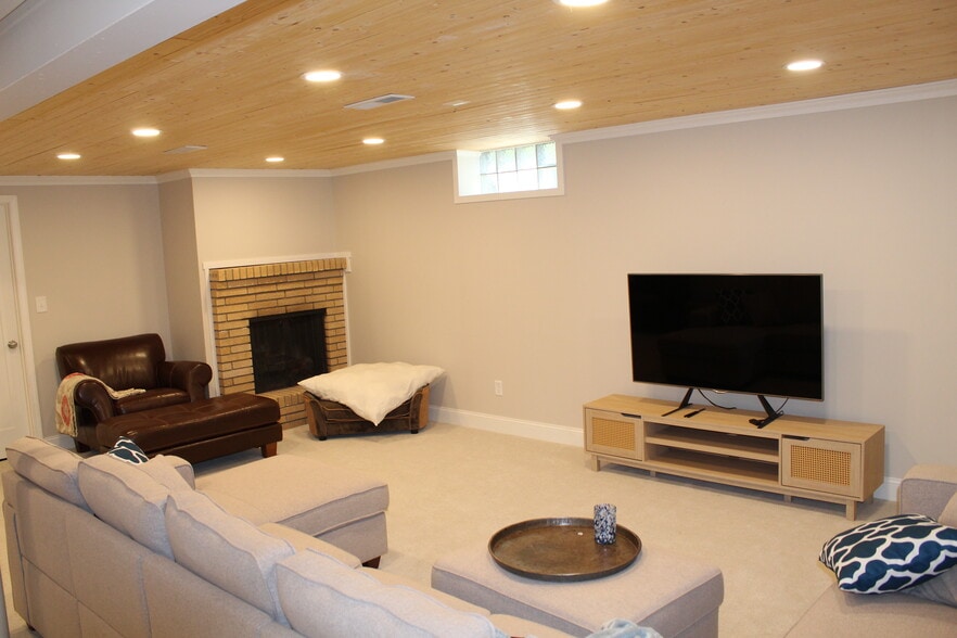 Building Photo - 6005 Birchcrest Dr