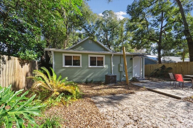 Building Photo - 4 Bedroom 2 Bath Home