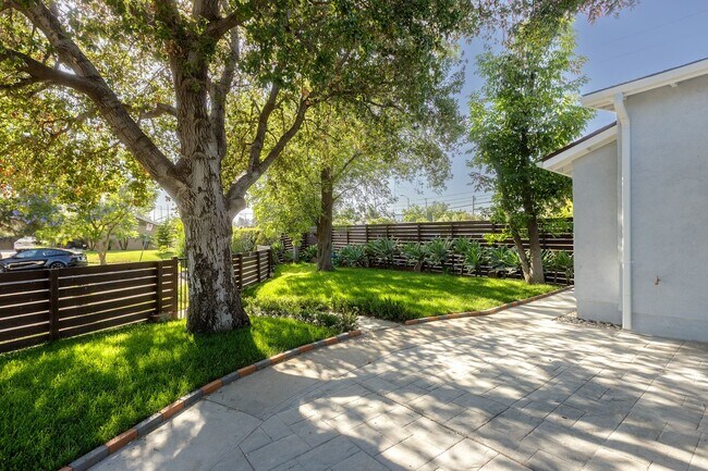 Building Photo - Chic 2BD/1BA ADU in Beautiful Granada Hills