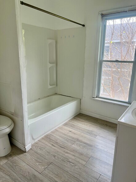 Full bathroom - 28 7th Ave