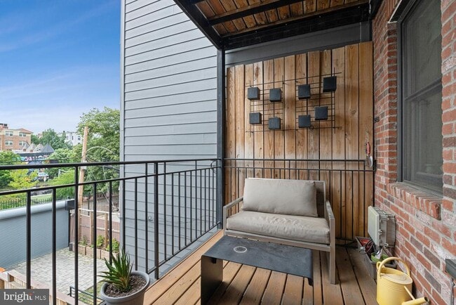 Building Photo - 2242 Ontario Rd NW