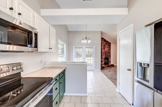 Building Photo - 2015 Newton Dr