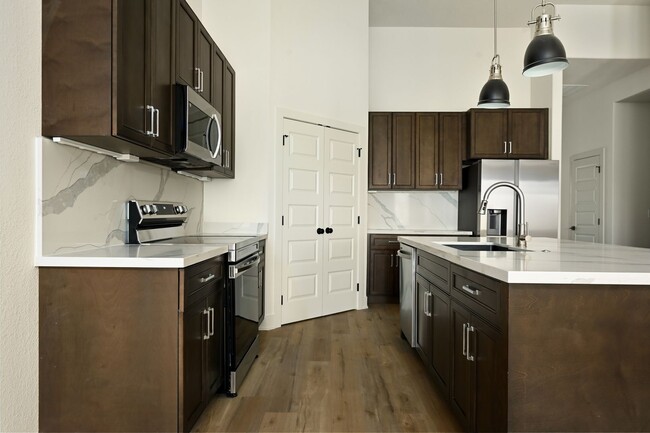Building Photo - Stunning 2-bedroom, 2-bathroom Townhome In...