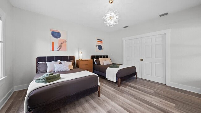 Building Photo - 1007 E Comanche Ave