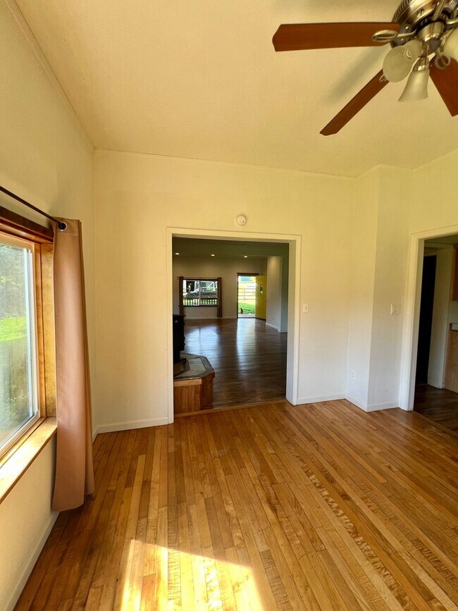 Building Photo - Peaceful Country Home