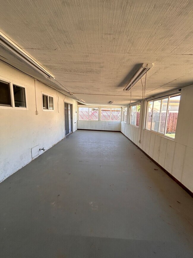 Building Photo - Space and updated in Lemoore