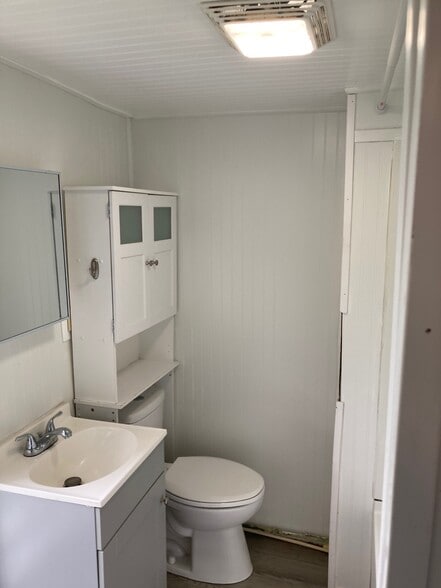 Building Photo - 347 1/2 Kingwood St