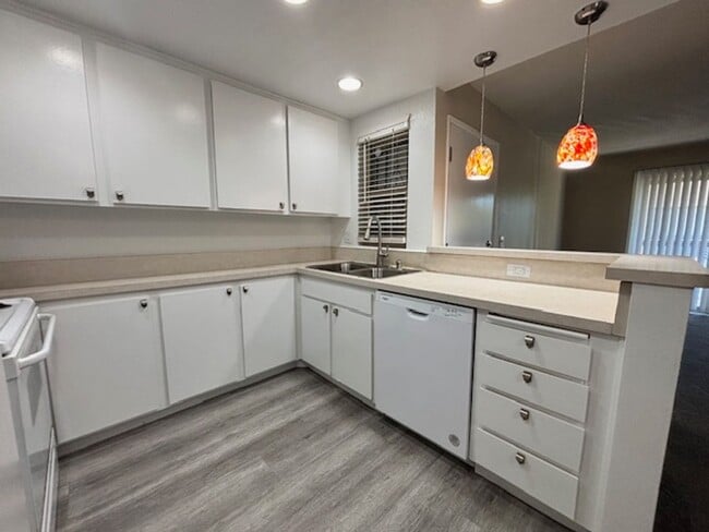 Building Photo - Mission Valley-Beautifully Updated Condo-N...