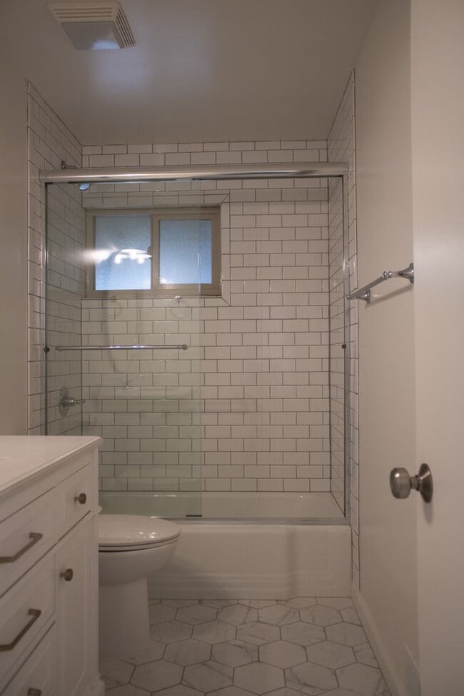 Building Photo - 3 BD 2 BA in Tahoe Park