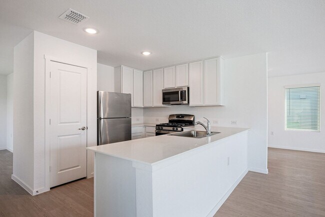 Building Photo - 606 W Cypress St