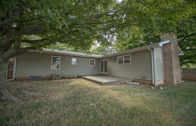 Building Photo - Privacy Fenced, 3 bed 3 bath in South Springfield (Ask about our special)