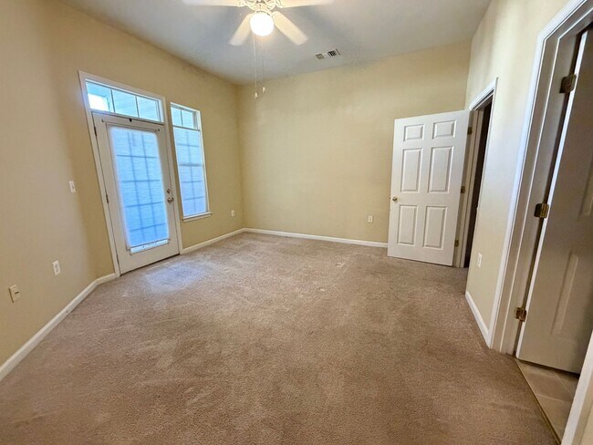 Building Photo - 810 Beverley Dr