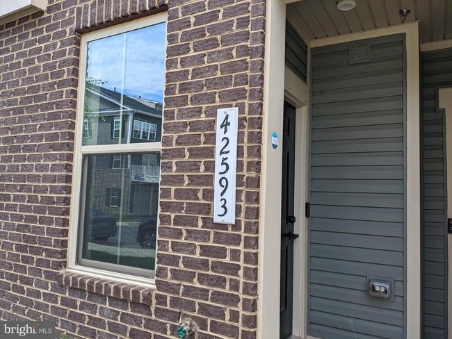 Building Photo - 42593 Burbank Terrace