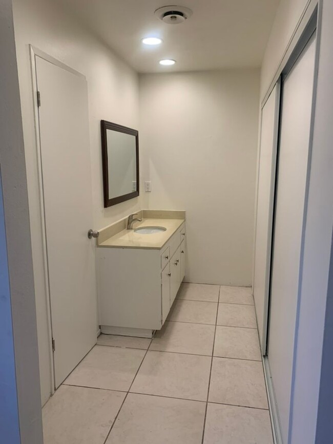 Building Photo - Three Bedroom Home in Beautiful Neighborhood