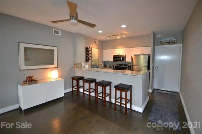 Building Photo - 224 N Poplar St