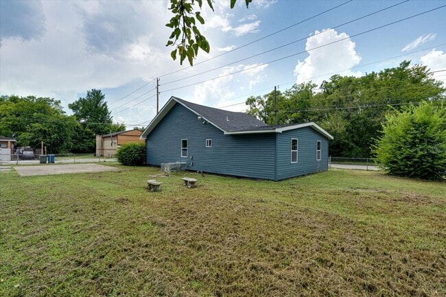 Building Photo - Spacious 4-Bedroom Home in Quiet Neighborh...