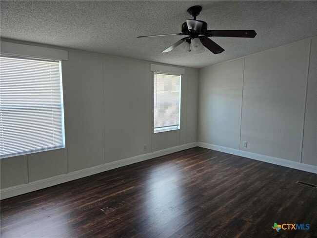 Building Photo - 566 Gateway Cir