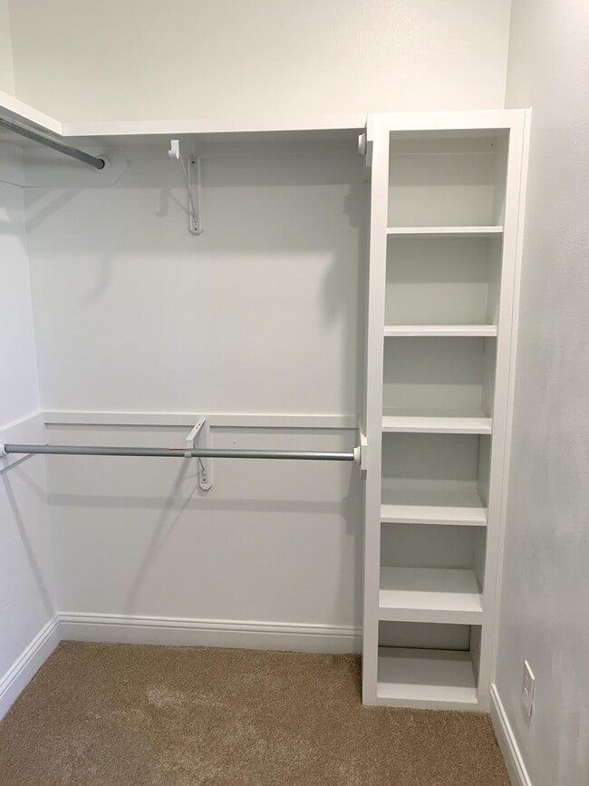 Building Photo - 1018 N Genoa Ave