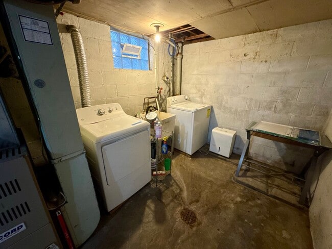 Building Photo - Charming 2 Bed 1 Bath in Beechview!