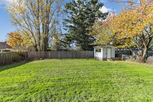 Building Photo - 3 Bed 1 Bath - Craftsman - Fenced Backyard...