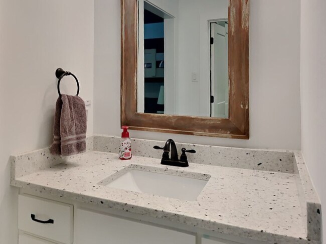 Building Photo - IMMACULATE HOME IN UNIVERSITY HEIGHTS! UPD...