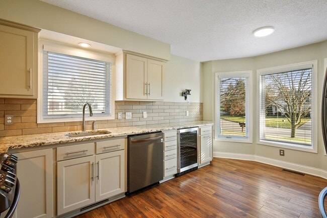 Building Photo - Pet-Friendly 3BR - 1/3.4 House in Apple Va...