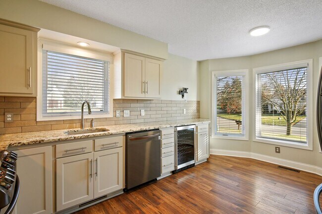 Building Photo - Pet-Friendly 3BR, 1/3.4 Home in Apple Vall...