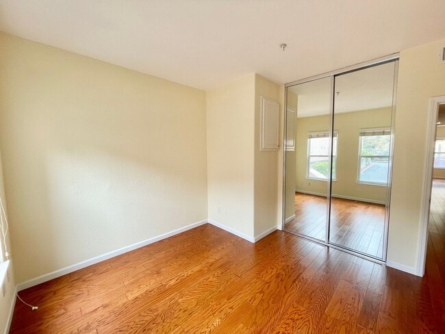 Building Photo - 2BD/2BA Spacious Crocker Amazon Condo, Gat...