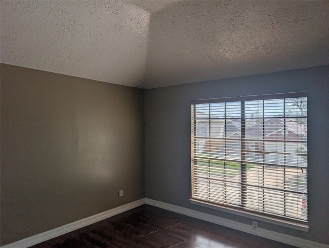 Building Photo - 2026 Sandy Knoll Dr