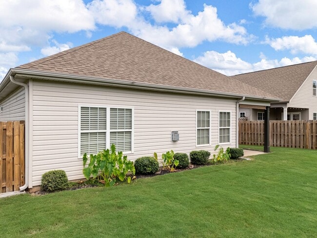 Building Photo - Beautiful 4 BR, 2 BA Home, 2 Car Garage wi...