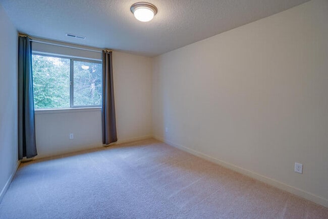 Building Photo - THREE BEDROOM HOUSE