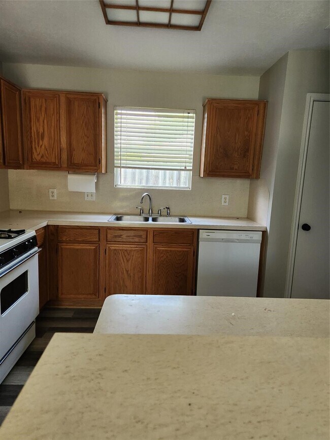 Building Photo - 1900 Old Creek Dr