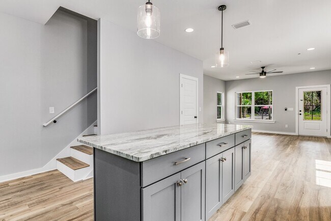 Building Photo - 312 E Blount St