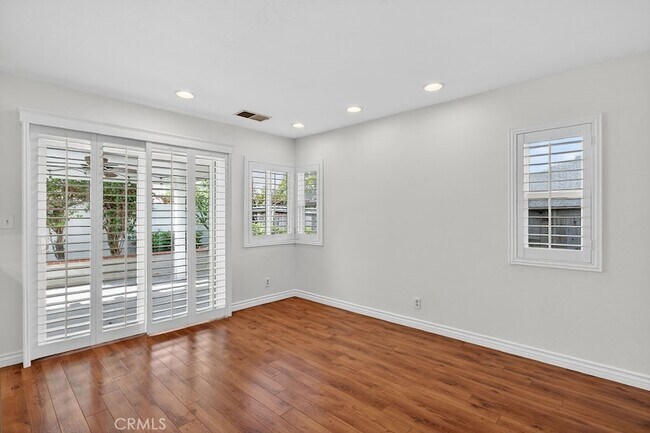 Building Photo - 14 Cll Alimar