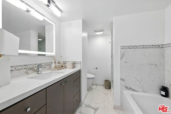 Building Photo - 838 N Doheny Dr