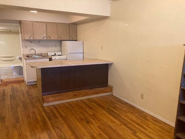 Building Photo - 646 E 2nd St