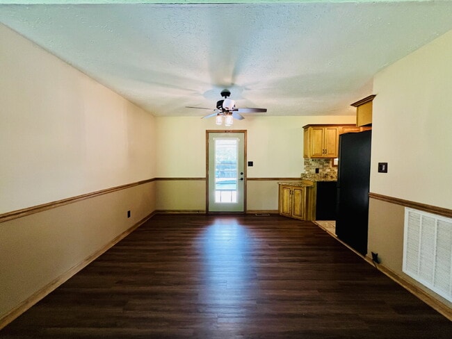 Building Photo - Charming 3-Bed, 2-Bath Home with back yard...