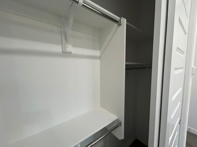 Building Photo - 8731 W Wagon Wheel Dr