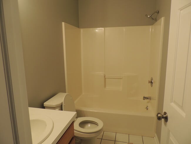 Building Photo - 404 Pinebrooke Cir